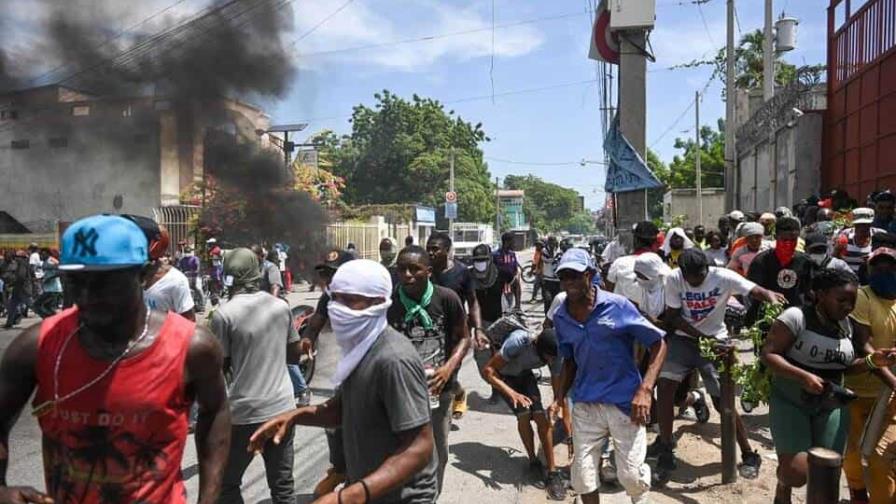 Gobierno haitiano, en alerta tras ataque de bandas armadas que dejó más de 70 muertos Gobierno haitiano, en alerta tras ataque de bandas armadas que dejó más de 70 muertos