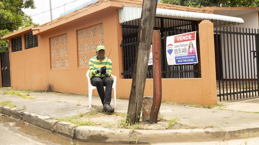 Poste pende de cables del tendido eléctrico en el ensanche Ozama Poste pende de cables del tendido eléctrico en el ensanche Ozama