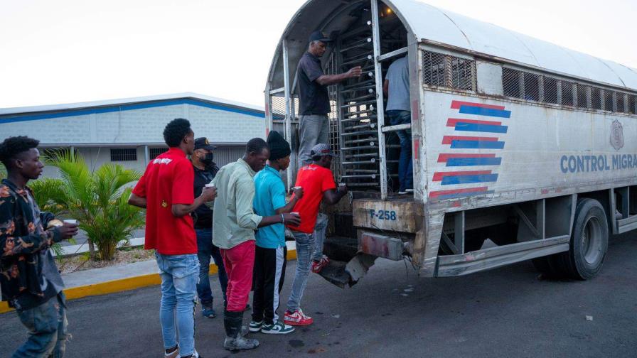 Migración repatria a 978 haitianos y detiene a más de 1,200 en condición migratoria irregular Migración repatria a 978 haitianos y detiene a más de 1,200 en condición migratoria irregular