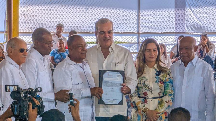 El presidente Abinader entrega 819 títulos de propiedad en Esperanza El presidente Abinader entrega 819 títulos de propiedad en Esperanza