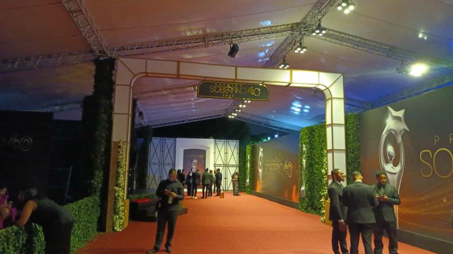 Premios Soberano: apagan las luces de la alfombra roja en pleno desfile Premios Soberano: apagan las luces de la alfombra roja en pleno desfile