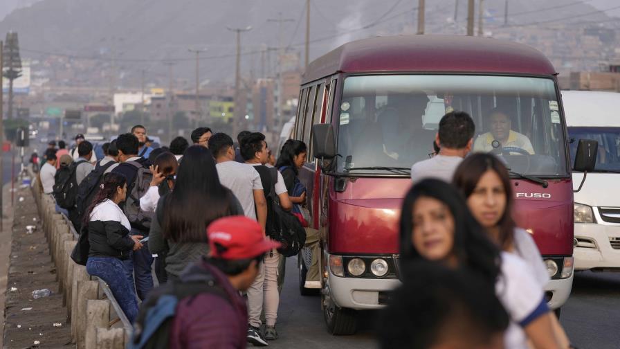 Transporte público en capital de Perú casi paralizado por protesta por asesinatos de conductores Transporte público en capital de Perú casi paralizado por protesta por asesinatos de conductores