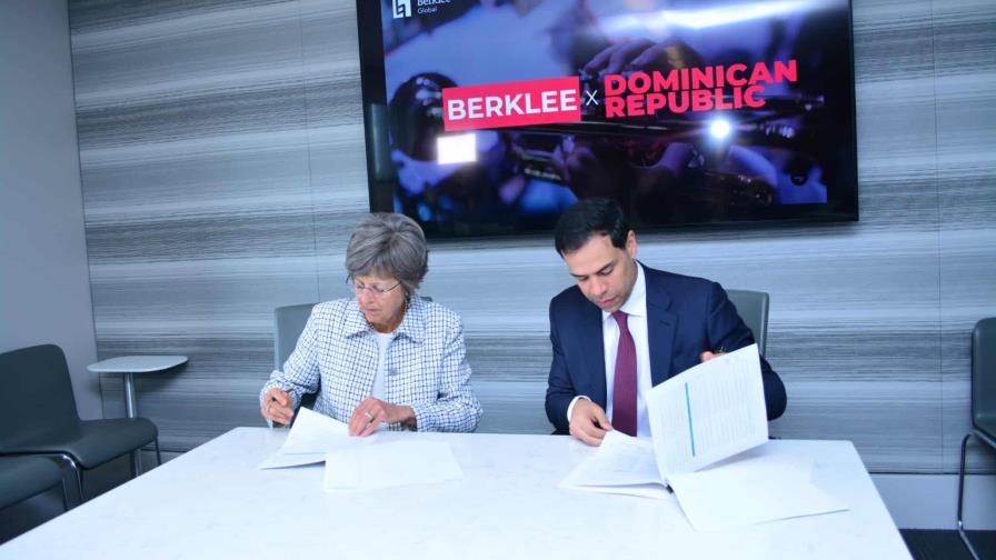Roberto Ángel Salcedo y Berklee firman alianza clave para la educación artística en RD Roberto Ángel Salcedo y Berklee firman alianza clave para la educación artística en RD
