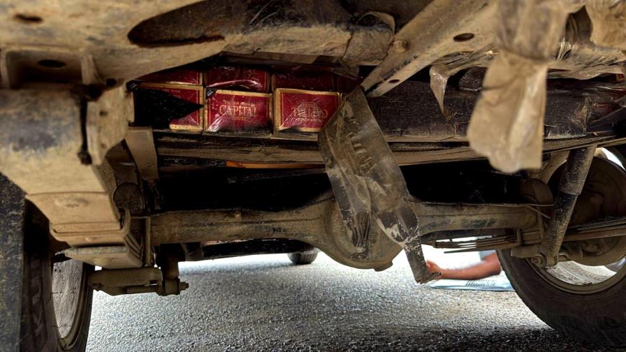Ejército incauta 76 mil cigarrillos ilegales ocultos en el chasis de una camioneta Ejército incauta 76 mil cigarrillos ilegales ocultos en el chasis de una camioneta